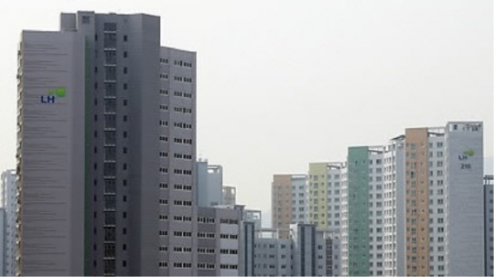 LH가 분양하는 공공분양·임대아파트 부적격자 수가 최근 5년간 1만명에 육박한 것으로 나타났다. 사진은 LH아파트 전경.<연합뉴스>